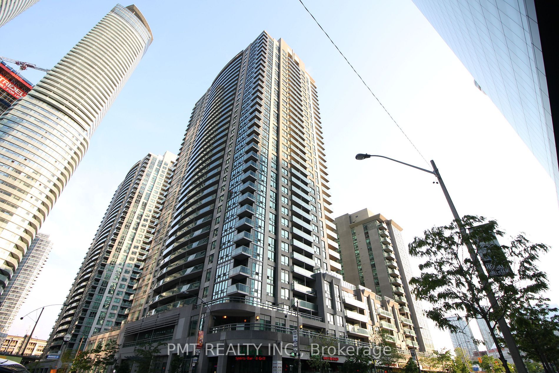 815 - 30 Grand Trunk Crescent