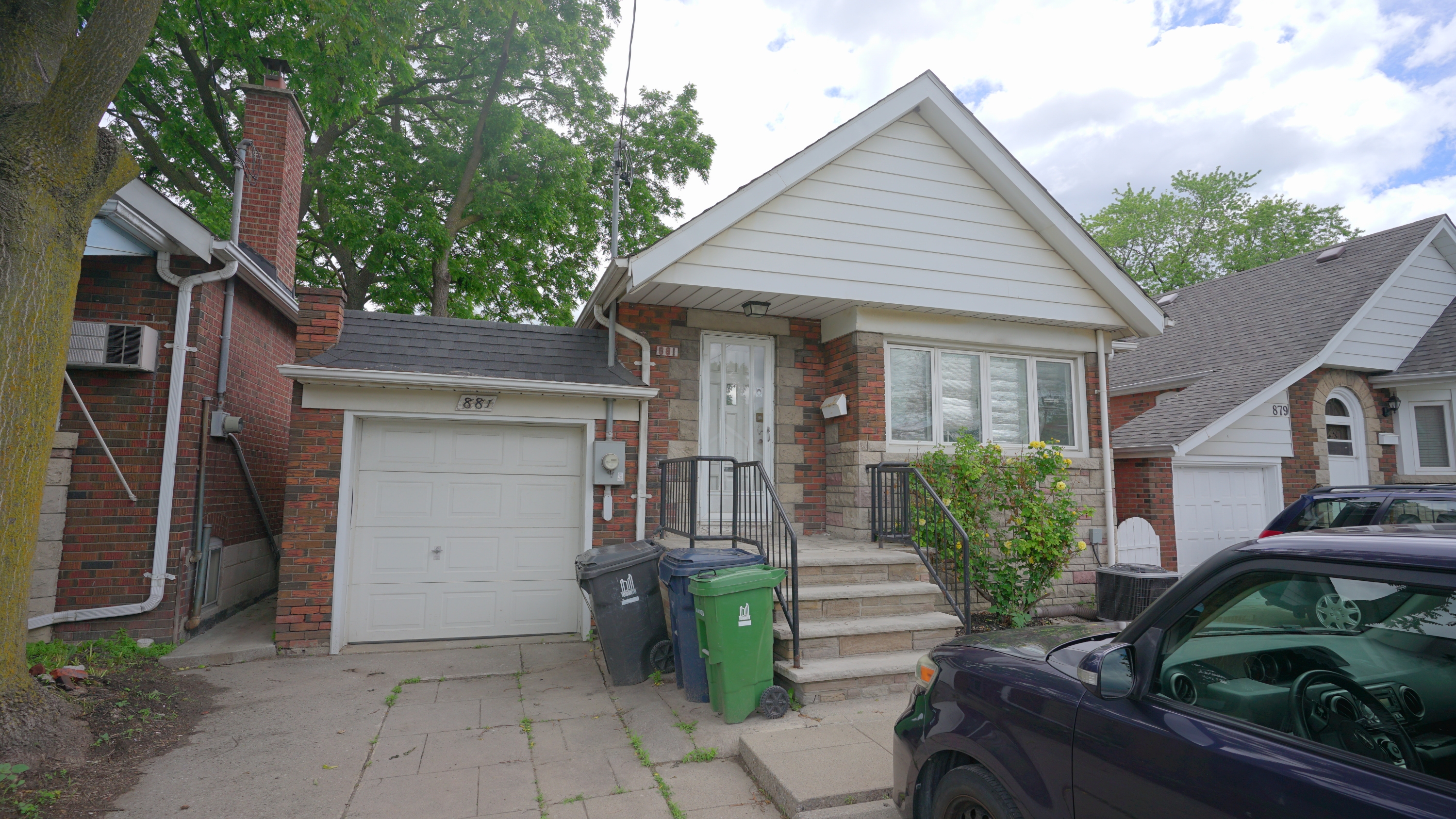 881 Coxwell Avenue - Lower